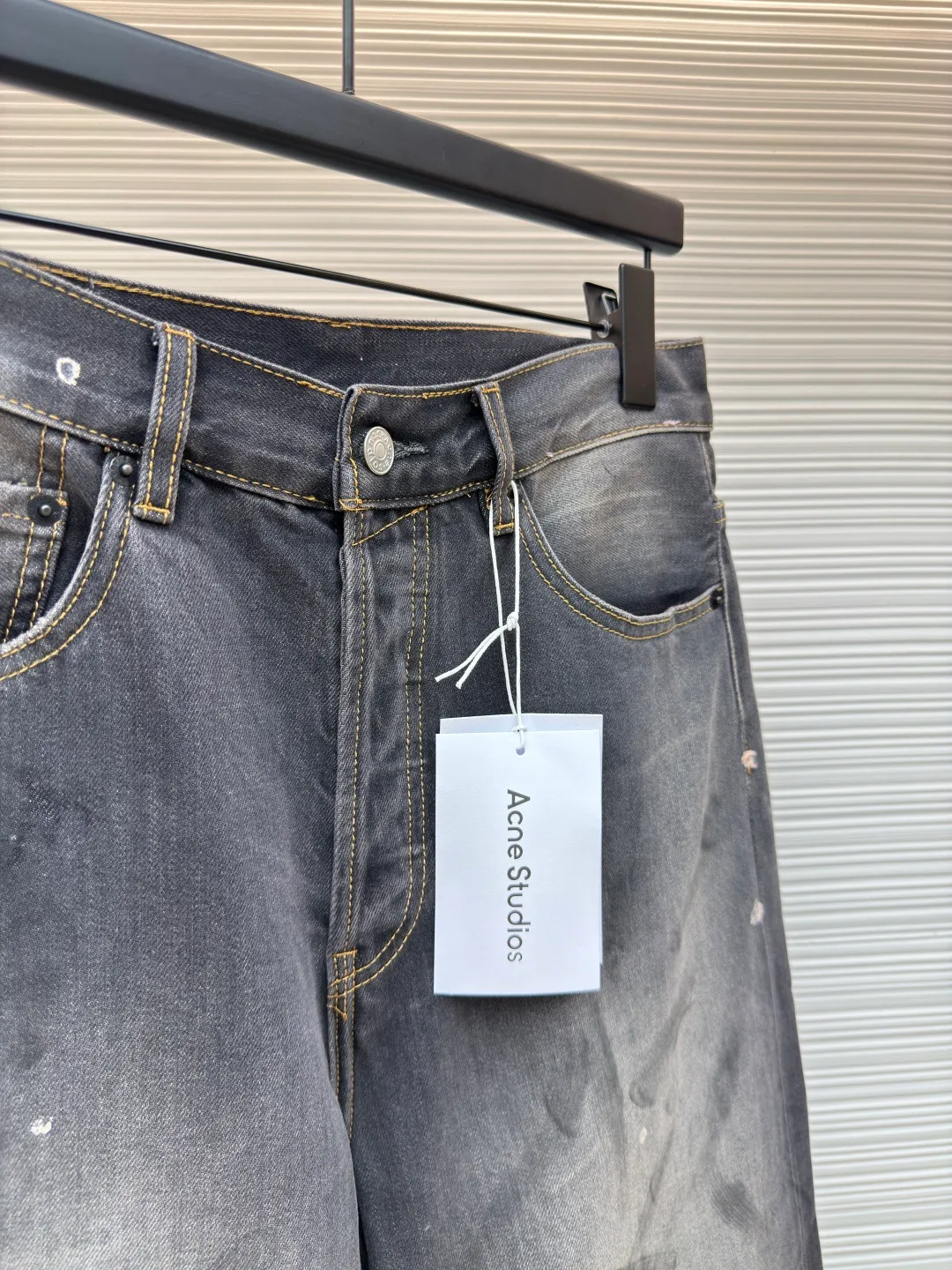 Acne Studios splash-painted denim cropped pants ●Authentic product: Purchased and developed by 2693 ●Item number: 1680125-A65 ●Fabric: denim fabric ●Technology: Painted ●Version: Fitted version ●Size: 30-31-32-33-34 ●Description: Made of denim fabric imported from Japan. It is characterized by high density and thick yarn, so it has strong wear resistance and tensile strength. It also has softness. With the passage of time and frequent wear, denim fabrics will gradually become softer and fit the body through special dyeing and finishing processes. Denim fabrics also have good color fastness and washability. They can withstand multiple washings without fading easily. Hand-painted splash-ink designs take up to 30 minutes to paint a finished product. The daily output is limited and the workmanship is very cumbersome. After painting, it is washed and aged. It is an important process to make denim fabrics show a retro and aged effect. It shows a natural and uneven fading effect. Customized genuine leather label. The details of the back pocket are marked with pink thread. The overall wiring is straight and delicate. The fabric is comfortable and soft. The color is consistent and no color difference. It can be matched with the same style to create a fashionable look and control various occasions. Customized accessories, complete with three labels, same style for men and women!